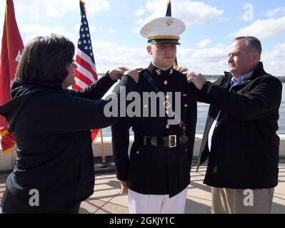 MADISON, Wisconsin (8 mai 2021) le 2e lieutenant du corps des Marines des États-Unis, Michael Kindschi, a son grade fixé à son uniforme par ses parents, Holly et Steve Kindschi, au cours d'une cérémonie de mise en service qui s'est tenue au-dessus du Centre communautaire et de congrès de Monona Terrace, en mai 8. Kindschi était membre du corps de formation des officiers de la Réserve navale de l'Université du Wisconsin-Madison (NROTC). Le programme du NROTC est supervisé par le Commandement de la formation du Service naval et a été mis sur pied pour développer les sages mentalement, moralement et physiquement de manière à assumer les responsabilités les plus élevées de commandement, de citoyenneté et de gouvernement. Banque D'Images