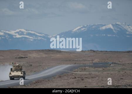 Après avoir terminé le cours de qualification de tir de tir de champ, un Bradyly Fighting Vehicle se dirige vers le point de munitions pour décharger toutes les munitions inutilisées. Charlie Company de la 116e équipe de combat de la Brigade de Cavalry a commencé l'entraînement annuel le matin du 1er mai 2021 et est revenu du Centre d'entraînement au combat d'Orchard le soir du 13 mai. Les hommes et les femmes de C Company ont suivi une formation annuelle réussie et stimulante au sein de l'OCTC. L'unité a rempli la Table VI de Bradley Gunnery, qualifiant 11 équipages de Bradley. Les escadrons d'infanterie de démontage ont terminé leurs qualifications pour les six escadrons. Le Banque D'Images