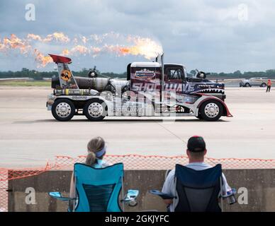 Les spectateurs regardent le Shockwave Jet Truck effectuer une démonstration au salon Defenders of Liberty Air & Space 2021 à la base aérienne de Barksdale, en Louisiane, le 9 mai 2021. Le salon de l'air et de l'espace de la base aérienne de Barksdale permet à Shreveport-Bossier City de présenter la maison de la B-52H StratoFortress, d'accorder l'accès à la visite de l'installation militaire, de voir des artistes militaires et aérobies et de soutenir le bras de recrutement de nos forces armées. Banque D'Images