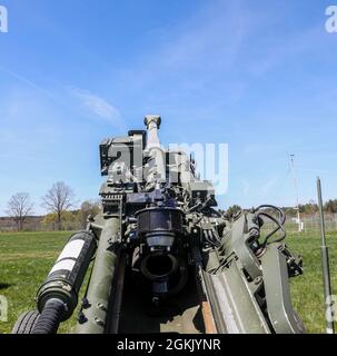 Le 2e Régiment de cavalerie présente son Howitzer léger de 155mm remorqué dans le cadre de la Journée universitaire du Front dynamique 21, champ de l'Armée de l'air de Vilseck, Allemagne, le 09 mai 2021. Le Front dynamique 21 comprend environ 1,800 participants de 15 nations, du 3 au 21 mai 2021, dans la zone d’entraînement de Grafenwoehr de l’armée américaine, en Allemagne et à Torun, en Pologne. Le DF21 est un exercice dirigé par le 7e Commandement de l’instruction de l’Armée de terre, dirigé par l’Armée des États-Unis en Europe et en Afrique, conçu pour accroître la préparation, la létalité et l’interopérabilité en exerçant la capacité des pays alliés et partenaires d’intégrer les feux communs dans un environnement multinational à la fois Banque D'Images