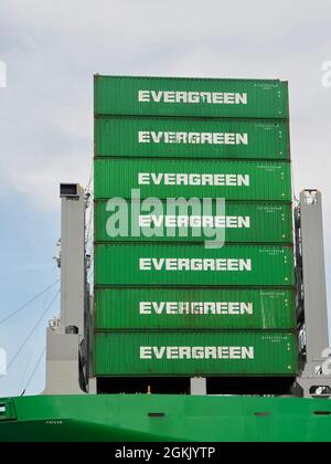 Evergreen - le plus grand navire à conteneurs du monde dans le port de Hambourg Banque D'Images