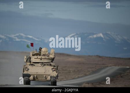 En fin d'après-midi, un véhicule de combat Bradley de Charlie Company revient du champ de tir après la fusillade. Charlie Company de la 116e équipe de combat de la Brigade de Cavalry a commencé l'entraînement annuel le matin du 1er mai 2021 et est revenu du Centre d'entraînement au combat d'Orchard le soir du 13 mai. Les hommes et les femmes de C Company ont suivi une formation annuelle réussie et stimulante au sein de l'OCTC. L'unité a rempli la Table VI de Bradley Gunnery, qualifiant 11 équipages de Bradley. Les escadrons d'infanterie de démontage ont terminé leurs qualifications pour les six escadrons. L'exercice de formation sur le terrain inclut Banque D'Images