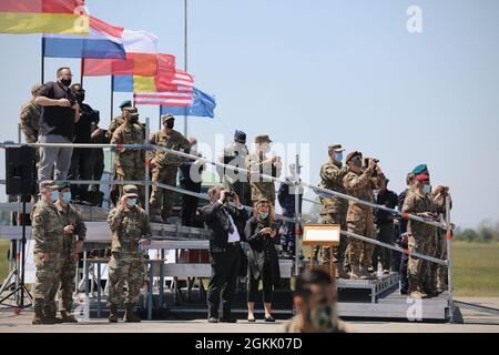 BASE AÉRIENNE de BOBOC, Roumanie—les hauts responsables militaires des États-Unis et de toute l'Europe observent les parachutistes lors de la réponse Swift 21 ici mai 10. La 82e Division aéroportée s'est associée à trois de ses alliés et partenaires de l'OTAN pour achever la dernière itération d'une opération d'entrée forcée quasi simultanée. L’opération démontre les vastes capacités militaires de l’OTAN qui servent à prévenir les conflits et à préserver la paix. DEFENDER-Europe 21 est un exercice à grande échelle dirigé par l'armée américaine, conçu pour renforcer la préparation et l'interopérabilité entre les États-Unis, les alliés de l'OTAN et les militaires partenaires. Ce oui Banque D'Images