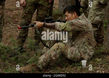 ZONE D'ENTRAÎNEMENT CENTRALE DE TAPA, Estonie – le 1er lieutenant Kevin Kwon, officier exécutif de la troupe de Charlie, 5e Bataillon, 73e Régiment de cavalerie se familiarise avec un fusil de service estonien tout en socialisant avec les soldats de la Force de défense estonienne se préparant à suivre les missions de Swift Response 21. Des unités de la 82e Division d'infanterie aéroportée ont participé à Swift Response 21, un exercice lié de DEFENDER-Europe 21. DEFENDER-Europe 21 est un exercice à grande échelle dirigé par l'armée américaine, conçu pour renforcer la préparation et l'interopérabilité entre les États-Unis, les alliés de l'OTAN et les militaires partenaires. Cette année, plus de Banque D'Images