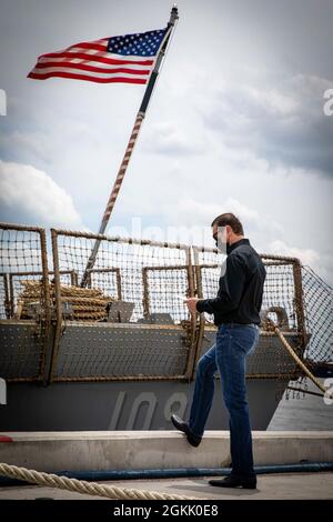 210510-N-K394-1044 STATION NAVALE MAYPORT, Floride (le 10 mai 2021) le pilote NASCAR Kurt Busch se tient à côté du destroyer de missile guidé de la classe Arleigh Burke USS Jason Dunham (DDG 109) sur la station navale Mayport, Fla Busch a visité le navire pour exprimer sa reconnaissance aux membres du service et pour dévoiler le Cpl. Jason Dunham voiture qui fonctionnera dans le Coca-Cola 600 le 30 mai 2021. Banque D'Images