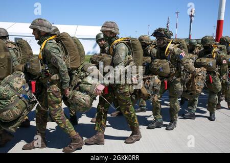 Des soldats des pays-Bas et de l'Allemagne, attachés à la Force opérationnelle Falcons, se déplacent sur le terrain d'aviation pendant la réponse Swift 21 à la base aérienne de Mihail Kogalniceanu, Roumanie, le 10 mai 2021. SWIFT Response 21 est un exercice lié au Defender 21, un exercice annuel à grande échelle mené par l'armée américaine et mené conjointement par l'armée de terre, un exercice multinational conçu pour renforcer la préparation et l'interopérabilité entre les forces armées américaines, de l'OTAN et des partenaires. Banque D'Images