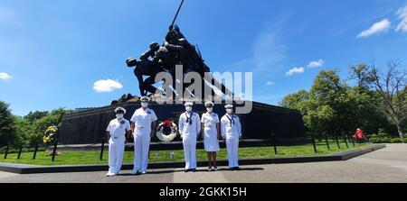 Des marins servant à bord de la station aérienne Marine corps Cherry point ont déposé une couronne au Marine corps Memorial le lundi 10 mai à Arlington, en Virginie. La pose de la couronne a honoré la mémoire du compagnon de deuxième classe du pharmacien William D. Halyburton Jr., le nom de la clinique médicale de la Marine située sur le MCAS Cherry point. Banque D'Images