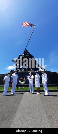 Des marins servant à bord de la station aérienne Marine corps Cherry point ont déposé une couronne au Marine corps Memorial le lundi 10 mai à Arlington, en Virginie. La pose de la couronne a honoré la mémoire du compagnon de deuxième classe du pharmacien William D. Halyburton Jr., le nom de la clinique médicale de la Marine située sur le MCAS Cherry point. Banque D'Images