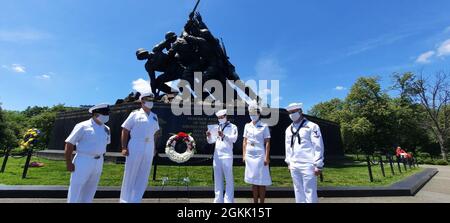 Des marins servant à bord de la station aérienne Marine corps Cherry point ont déposé une couronne au Marine corps Memorial le lundi 10 mai à Arlington, en Virginie. La pose de la couronne a honoré la mémoire du compagnon de deuxième classe du pharmacien William D. Halyburton Jr., le nom de la clinique médicale de la Marine située sur le MCAS Cherry point. Banque D'Images