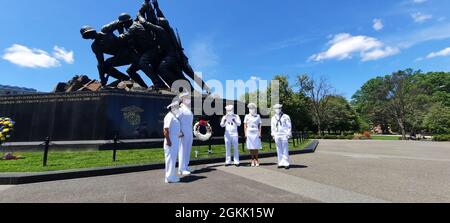 Des marins servant à bord de la station aérienne Marine corps Cherry point ont déposé une couronne au Marine corps Memorial le lundi 10 mai à Arlington, en Virginie. La pose de la couronne a honoré la mémoire du compagnon de deuxième classe du pharmacien William D. Halyburton Jr., le nom de la clinique médicale de la Marine située sur le MCAS Cherry point. Banque D'Images