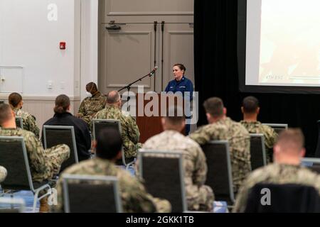 Les marins de la Marine américaine affectés au bataillon de construction amphibie 1 reçoivent une réception conjointe, un briefing sur la mise en place, le mouvement et l'intégration (JRSOI) à Tulsa, en Oklahoma, le 11 mai 2021. Les marins ont été informés des rôles et des attentes pour leur prochaine mission au Centre communautaire de vaccination (CVC) du campus nord-est du Tulsa Community College, à Tulsa. Le Commandement du Nord des États-Unis, par l'intermédiaire de l'Armée du Nord des États-Unis, demeure déterminé à fournir un soutien continu et souple du ministère de la Défense à l'Agence fédérale de gestion des urgences dans le cadre de la réponse pangouvernementale à la COVID-19. Banque D'Images