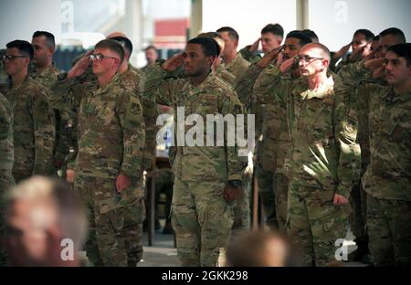 Les aviateurs du 380e Escadron de génie civil expéditionnaire rendent un dernier hommage au commandant sortant lors d'une cérémonie de changement de commandement à la base aérienne d'Al Dhafra, aux Émirats arabes Unis, le 11 mai 2021. Un changement de commandement est une tradition militaire qui représente un transfert officiel de l'autorité et de la responsabilité d'une unité d'un commandant à un autre. Banque D'Images