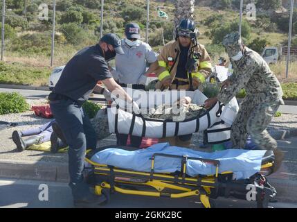 210511-N-AZ866-0250 ACTIVITÉ DE SOUTIEN NAVAL BAIE DE SOUDA (Grèce) (le 11 mai 2021) les premiers intervenants déplacent une victime jouant un rôle sur une civière lors d'un exercice de tremblement de terre à l'activité de soutien naval Baie de Souda (Grèce), le 11 mai 2021. NSA Souda Bay est une base opérationnelle à terre qui permet aux forces américaines, alliées et partenaires d'être là où elles sont nécessaires et quand elles sont nécessaires pour assurer la sécurité et la stabilité en Europe, en Afrique et en Asie du Sud-Ouest. Banque D'Images