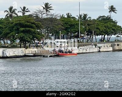 L'équipage de la Garde côtière Cutter Winslow Griesser rapatrie 13 des 14 migrants à Saint-Domingue, République dominicaine le 11 mai 2021. Une unité maritime de la police de Porto Rico a interdicté le groupe de migrants à bord d'un navire de fortune le 9 mai 2021, juste au large de la côte de Rincon, à Porto Rico. L'interdiction est le résultat des efforts en cours déployés par les organismes partenaires du Groupe d'interagences frontalières des Caraïbes (GCEI) pour lutter contre la contrebande illégale de migrants. Banque D'Images