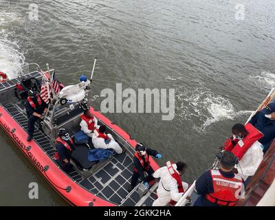 L'équipage de la Garde côtière Cutter Winslow Griesser rapatrie 13 des 14 migrants à Saint-Domingue, République dominicaine le 11 mai 2021. Une unité maritime de la police de Porto Rico a interdicté le groupe de migrants à bord d'un navire de fortune le 9 mai 2021, juste au large de la côte de Rincon, à Porto Rico. L'interdiction est le résultat des efforts en cours déployés par les organismes partenaires du Groupe d'interagences frontalières des Caraïbes (GCEI) pour lutter contre la contrebande illégale de migrants. Banque D'Images