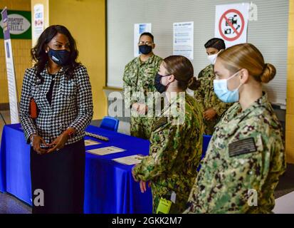 L’Ensign de la marine américaine Hayley Stromberg, au centre à droite, une infirmière autochtone et inscrite de Denver au camp de l’hôpital de la marine Pendleton, en Californie, discute des opérations de la zone de rétablissement avec le maire de la ville de Tisaura Jones, à gauche, à St. Louis, au Centre de vaccination communautaire du Dome au centre de l’Amérique à St. Louis, le 11 mai 2021. Le Commandement du Nord des États-Unis, par l'intermédiaire de l'Armée du Nord des États-Unis, demeure déterminé à fournir un soutien continu et souple du ministère de la Défense à l'Agence fédérale de gestion des urgences dans le cadre de la réponse pangouvernementale à la COVID-19. Banque D'Images