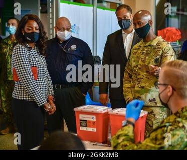 Isaac Johnson, colonel de l’Armée des États-Unis, à gauche, commandant adjoint du titre 10 du double statut, explique les opérations de pharmacie à Tishaura Jones, à droite, maire de St. Louis, au Centre de vaccination communautaire du Dome, au Centre de l’Amérique, à St. Louis, le 11 mai 2021. Le Commandement du Nord des États-Unis, par l'intermédiaire de l'Armée du Nord des États-Unis, demeure déterminé à fournir un soutien continu et souple du ministère de la Défense à l'Agence fédérale de gestion des urgences dans le cadre de la réponse pangouvernementale à la COVID-19. Banque D'Images