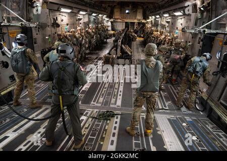 Les chargés de charge C-17 Globemaster III de la Force aérienne des États-Unis, affectés au 517e Escadron de transport aérien, et les soldats affectés à la 4e équipe de combat de la Brigade d'infanterie (aéroportée), 25e division d'infanterie, base interarmées Elmendorf-Richardson (JBER), en Alaska, se préparent à une descente aérienne d'un C-17 Globemaster III de la Force aérienne des États-Unis sur le terrain d'aviation d'Allen, Alaska, dans le cadre d'une opération d'entrée forcée conjointe (JFEO) exercice le 11 mai 2021 au cours de Northern Edge 2021 (NE21). L'exercice du JFEO a impliqué plus de 400 parachutistes de l'armée américaine et d'autres membres militaires de l'armée américaine, de la marine, de l'armée de l'air et des Marines, et plus encore Banque D'Images