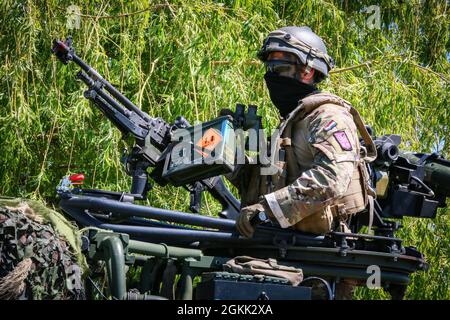Un soldat néerlandais affecté à la 11e Brigade mobile aérienne assure la sécurité lors de Swift Response 21 à Boboc, Roumanie, le 11 mai 2021. SWIFT Response 21 est un exercice lié au Defender 21, un exercice annuel à grande échelle mené par l'armée américaine et mené conjointement par l'armée de terre, un exercice multinational conçu pour renforcer la préparation et l'interopérabilité entre les forces armées américaines, de l'OTAN et des partenaires. Banque D'Images
