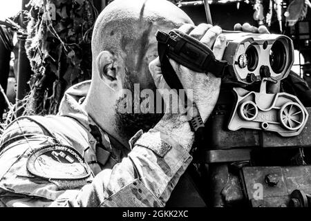 Un soldat néerlandais affecté à la 11e Brigade mobile aérienne balaie la zone pendant la réponse Swift 21 à Boboc, Roumanie, le 11 mai 2021. SWIFT Response 21 est un exercice lié au Defender 21, un exercice annuel à grande échelle mené par l'armée américaine et mené conjointement par l'armée de terre, un exercice multinational conçu pour renforcer la préparation et l'interopérabilité entre les forces armées américaines, de l'OTAN et des partenaires. Banque D'Images