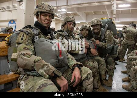 Parachutistes de l'armée de la Compagnie du quartier général et du quartier général, 1er Bataillon, 501e Régiment d'infanterie de parachutisme, 4e équipe de combat de la Brigade d'infanterie irborne), 25e Division d'infanterie, armée américaine Alaska, Pause pour la photo en attendant de subir les inspections du personnel de l'équipe-maîtresse avant le départ pour une opération conjointe d'entrée forcée pendant la Northern Edge 21 à la base conjointe Elmendorf-Richardson, Alaska, le 11 mai 2021. Environ 15,000 membres du service américain participent à un exercice de formation conjoint organisé par les forces aériennes du Pacifique des États-Unis du 3 au 14 mai 2021, à l'intérieur et au-dessus du complexe de la portée de l'Alaska du Pacifique interarmées, le Gu Banque D'Images