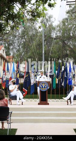 Forces médicales navales Commandant du Pacifique SMA arrière. Tim Weber préside le changement de commandement du Centre de recherches en santé navale, mai 11. Le capitaine William Deniston (à gauche) a remis la barre au capitaine Dennis Faix lors d'une cérémonie tenue au CNRH, à laquelle assistaient un petit groupe de membres de la famille et du personnel. Banque D'Images