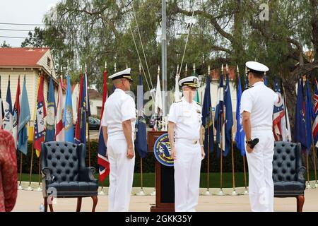 Forces médicales navales Commandant du Pacifique SMA arrière. Tim Weber (à gauche) préside le changement de commandement du Centre de recherches en santé navale, mai 11. Le capitaine William Deniston (à droite) salue le fait qu'il abandonne le commandement au capitaine Dennis Faix à la cérémonie qui s'est tenue au CRHA. Banque D'Images