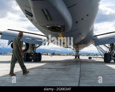 Wwill Watson, commandant de la US Air Force, un pilote affecté au 905e Escadron de ravitaillement en vol de la base aérienne McConnell, Kan., effectue un contrôle préalable au vol sur un KC-46A Pegasus, affecté à la 931e Escadre de ravitaillement en vol, avant le décollage de la base interarmées Elmendorf-Richardson, Alaska, le 11 mai 2021, À l'appui de l'exercice Northern Edge 2021. Environ 15,000 membres du service américain participent à un exercice de formation conjoint organisé par les forces aériennes du Pacifique des États-Unis du 3 au 14 mai 2021, à l'intérieur et au-dessus du complexe de la portée interarmées du Pacifique Alaska, du golfe de l'Alaska et de la zone d'activités maritimes temporaires. NE2 Banque D'Images