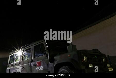 Un véhicule des forces armées turques est en service lors d'une patrouille de nuit à Ranilluk/Ranilug, au Kosovo, le 11 mai 2021. Les soldats turcs ont coopéré avec la police locale du Kosovo pour effectuer une patrouille de routine et mettre en place un point de contrôle pour rechercher la contrebande illégale. Banque D'Images