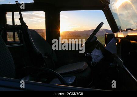 Un véhicule des forces armées turques se trouve au coucher du soleil avant la patrouille de nuit à Ranilluk/Ranilug, au Kosovo, le 11 mai 2021. Les soldats turcs ont coopéré avec la police locale du Kosovo pour effectuer une patrouille de routine et mettre en place un point de contrôle pour rechercher la contrebande illégale. Banque D'Images