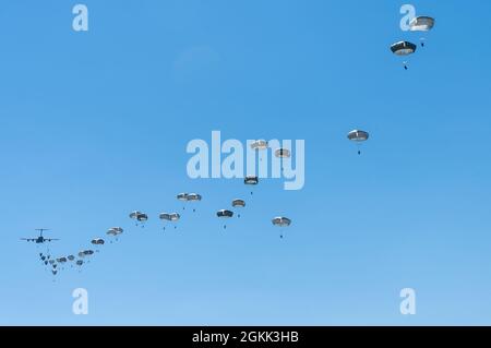 Un avion C-17 Globemaster III de la Force aérienne des États-Unis affecté à la 446e Escadre de transport aérien, base conjointe Lewis-McChord, Washington, dépose des parachutistes de la Force aérienne et de l'armée américaine sur l'aérodrome de Cheshnegirovo, en Bulgarie, au cours de l'exercice Swift Response 21, le 11 mai 2021. Dans le cadre de DEFENDER-Europe, un exercice annuel de grande envergure de l'armée américaine en Europe et mené conjointement par l'Afrique, un exercice multinational, Swift Response est l'un des nombreux exercices associés conçus pour renforcer la préparation stratégique et opérationnelle et l'interopérabilité entre les États-Unis, les alliés de l'OTAN et les partenaires. Banque D'Images