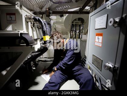 210511-N-RL695-1082 MER DES CARAÏBES - (11 mai 2021) -- le compagnon de Gunner de 3e classe Cody Harris sécurise des armes à bord du navire de combat littoral Freedom-variant USS Sioux City (LCS 11), alors que le navire se prépare à entrer au port, le 11 mai 2021. Sioux City est déployée dans la zone d’opérations de la 4e flotte des États-Unis pour appuyer la mission de la Force opérationnelle interagences conjointe Sud, qui comprend des missions de lutte contre le trafic illicite de drogues dans les Caraïbes et le Pacifique oriental. Banque D'Images