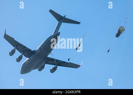 Un avion C-17 Globemaster III de la Force aérienne des États-Unis affecté à la 437e Escadre de transport aérien, la base conjointe Charleston, en Caroline du Sud, dépose des parachutistes de la Force aérienne et de l'Armée des États-Unis sur l'aérodrome de Cheshnegirovo, en Bulgarie, au cours de l'exercice Swift Response 21, le 11 mai 2021. La rapidité de la sécurité, de l'évaluation et de la performance des opérations initiales sur les terrains d'aviation a permis la livraison conjointe de troupes et de cargaisons d'équipements lourds dans un environnement contesté simulé. Banque D'Images