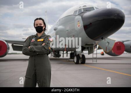 Le principal Airman Kiona Brady, 97e Escadron du renseignement, pose une photo à l'aéroport de Lincoln, ONÉ, le 11 mai 2021. Des aviateurs de différentes bases de la Force aérienne de l'Offutt, NEB., ont posé pour des photos près d'un joint de rivet RC-135V/W. Banque D'Images