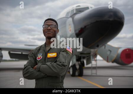 Le principal Airman Christian Jackson, 97e Escadron du renseignement, pose une photo à l'aéroport Lincoln, ONÉ, le 11 mai 2021. Des aviateurs de différentes bases de la Force aérienne de l'Offutt, NEB., ont posé pour des photos près d'un joint de rivet RC-135V/W. Banque D'Images