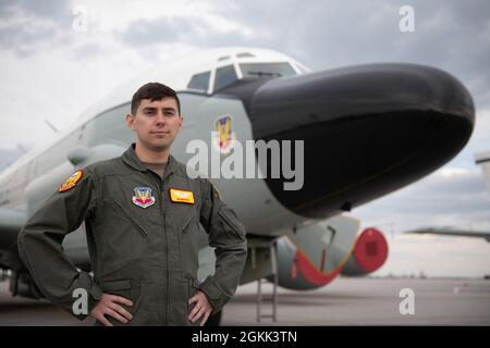 La veste principale Airman Dakota, 97e Escadron du renseignement, pose une photo à l'aéroport de Lincoln, ONÉ, le 11 mai 2021. Des aviateurs de différentes bases de la Force aérienne de l'Offutt, NEB., ont posé pour des photos près d'un joint de rivet RC-135V/W. Banque D'Images