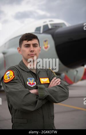 La veste principale Airman Dakota, 97e Escadron du renseignement, pose une photo à l'aéroport de Lincoln, ONÉ, le 11 mai 2021. Des aviateurs de différentes bases de la Force aérienne de l'Offutt, NEB., ont posé pour des photos près d'un joint de rivet RC-135V/W. Banque D'Images