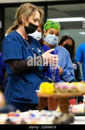 Les infirmières et les techniciens médicaux du centre médical de la base aérienne Wright-Patterson, Ohio, passent la file d’attente pour obtenir un gâteau spécial lors de la célébration d’anniversaire de Florence Nightingale qui a eu lieu dans le cadre de la semaine d’appréciation des infirmières et des techniciens médicaux, le 12 mai 2021. Plusieurs événements ont eu lieu tout au long de la semaine pour témoigner de la reconnaissance des infirmières et des techniciens médicaux qui travaillent au centre médical Wright-Patterson. Banque D'Images