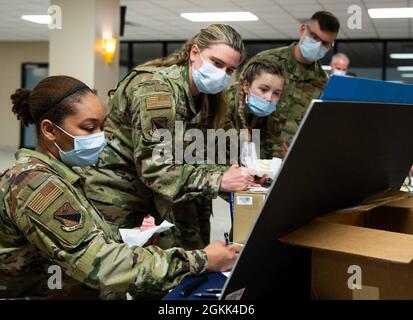 Les infirmières et les techniciens médicaux de la base aérienne Wright-Patterson, Ohio, Medical Center examinent les photos d'enfance qui appartiennent aux membres de la 88e équipe de direction du Medical Group avant de placer leur dernière estimation sur des feuilles de papier lors d'un événement dans le cadre de la semaine d'appréciation des infirmières et techniciens médicaux, le 12 mai. 2021. Plusieurs événements ont eu lieu tout au long de la semaine pour témoigner de la reconnaissance des infirmières et des techniciens médicaux qui travaillent au centre médical Wright-Patterson. Banque D'Images