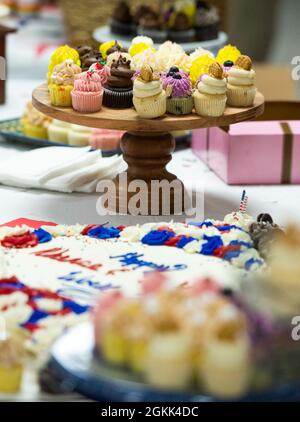 Des cupcakes sont assis pour la prise par les infirmières et les techniciens médicaux de la base aérienne de Wright-Patterson, Ohio, Medical Center, lors de la célébration d'anniversaire de Florence Nightingale qui a eu lieu dans le cadre de la semaine d'appréciation des infirmières et des techniciens médicaux, le 12 mai 2021. Plusieurs événements ont eu lieu tout au long de la semaine pour témoigner de la reconnaissance des infirmières et des techniciens médicaux qui travaillent au centre médical Wright-Patterson. Banque D'Images