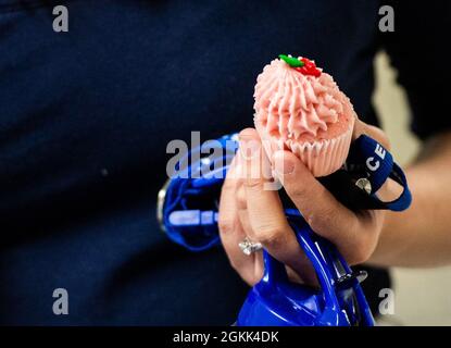 Les infirmières et les techniciens médicaux du centre médical de la base aérienne Wright-Patterson, Ohio, portent leur cupcake loin de la table d'exposition lors de la célébration d'anniversaire de Florence Nightingale qui a eu lieu dans le cadre de la semaine d'appréciation des infirmières et techniciens médicaux, le 12 mai 2021. Plusieurs événements ont eu lieu tout au long de la semaine pour témoigner de la reconnaissance des infirmières et des techniciens médicaux qui travaillent au centre médical Wright-Patterson. Banque D'Images