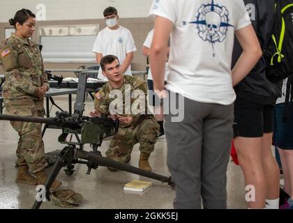 Garde nationale de l'armée américaine le cadet du ROTC Brandon Damgaard, un cadet du ROTC de l'université de Caroline de l'est affecté à la 694e compagnie de maintenance, Garde nationale de l'armée de Caroline du Nord, dirige une classe sur la mitrailleuse M2A1 aux cadets du ROTC junior lors d'un événement d'expérience de la garde à l'Armory de la Garde nationale à New Bern, Caroline du Nord, 12 mai 2021. Environ 40 étudiants et membres du personnel des programmes JROTC de la New Bern High School et de la West Carteret High School ont appris le NCARNG, ainsi que des opportunités pratiques avec du matériel militaire, au GuardX. Banque D'Images