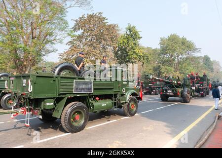 Kolkata, Bengale-Occidental, Inde - 26 janvier 2020 : camions affichant un canon Bofors de 40 mm ou un canon Bofors, un autocone anti-avion de poids moyen, L70 vers Banque D'Images