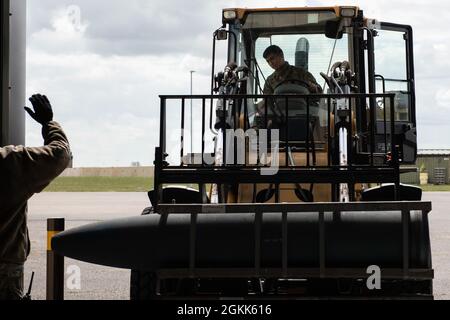 U.S. Air Force Airman de 1re classe Brett Westbrook, avec le 48e Escadron de munitions, transporte des munitions inertes à la Royal Air Force Lakenheath, en Angleterre, le 13 mai 2021. Le 48e MUNS soutient les besoins en munitions de la RAF Lakenheath, Mildenhall, Feltwell et Alconbury, couvrant tous les besoins en munitions d'aéronefs et de forces terrestres. Banque D'Images