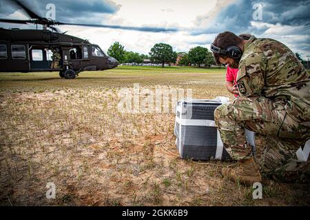 Le laboratoire de recherche aéromédicale de l'armée américaine, fort Rucker, en Alabama, a testé le système de sacs de vitesse pour l'activité de développement du matériel médical de l'armée américaine, fort Detrick, en Maryland. Le système de sacs de vitesse est destiné à aider aux opérations de réapprovisionnement d'urgence d'un FAUCON noir UH-60. USAARL a évalué le système afin de déterminer s'il pouvait supporter des baisses d'approvisionnement médical. É.-U. A Banque D'Images