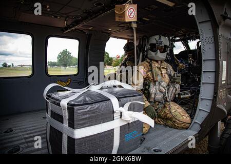 Le laboratoire de recherche aéromédicale de l'armée américaine, fort Rucker, en Alabama, a testé le système de sacs de vitesse pour l'activité de développement du matériel médical de l'armée américaine, fort Detrick, en Maryland. Le système de sacs de vitesse est destiné à aider aux opérations de réapprovisionnement d'urgence d'un FAUCON noir UH-60. USAARL a évalué le système afin de déterminer s'il pouvait supporter des baisses d'approvisionnement médical. É.-U. A Banque D'Images