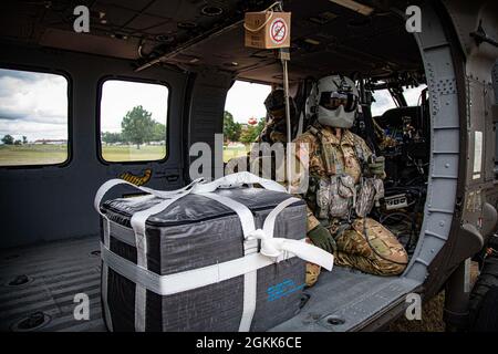 Le laboratoire de recherche aéromédicale de l'armée américaine, fort Rucker, en Alabama, a testé le système de sacs de vitesse pour l'activité de développement du matériel médical de l'armée américaine, fort Detrick, en Maryland. Le système de sacs de vitesse est destiné à aider aux opérations de réapprovisionnement d'urgence d'un FAUCON noir UH-60. USAARL a évalué le système afin de déterminer s'il pouvait supporter des baisses d'approvisionnement médical. É.-U. A Banque D'Images