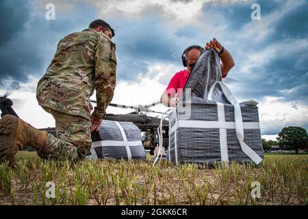 Le laboratoire de recherche aéromédicale de l'armée américaine, fort Rucker, en Alabama, a testé le système de sacs de vitesse pour l'activité de développement du matériel médical de l'armée américaine, fort Detrick, en Maryland. Le système de sacs de vitesse est destiné à aider aux opérations de réapprovisionnement d'urgence d'un FAUCON noir UH-60. USAARL a évalué le système afin de déterminer s'il pouvait supporter des baisses d'approvisionnement médical. É.-U. A Banque D'Images