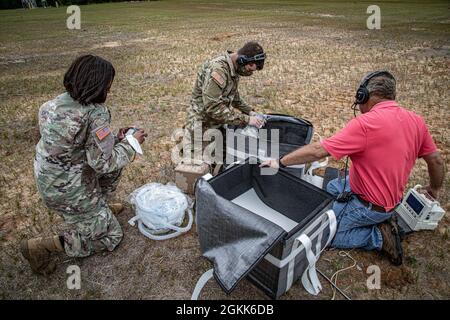 Le laboratoire de recherche aéromédicale de l'armée américaine, fort Rucker, en Alabama, a testé le système de sacs de vitesse pour l'activité de développement du matériel médical de l'armée américaine, fort Detrick, en Maryland. Le système de sacs de vitesse est destiné à aider aux opérations de réapprovisionnement d'urgence d'un FAUCON noir UH-60. USAARL a évalué le système afin de déterminer s'il pouvait supporter des baisses d'approvisionnement médical. É.-U. A Banque D'Images