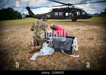 Le laboratoire de recherche aéromédicale de l'armée américaine, fort Rucker, en Alabama, a testé le système de sacs de vitesse pour l'activité de développement du matériel médical de l'armée américaine, fort Detrick, en Maryland. Le système de sacs de vitesse est destiné à aider aux opérations de réapprovisionnement d'urgence d'un FAUCON noir UH-60. USAARL a évalué le système afin de déterminer s'il pouvait supporter des baisses d'approvisionnement médical. É.-U. A Banque D'Images